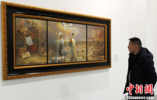 　　圖為重慶美術館內，市民參觀大師畫作。周毅 攝
