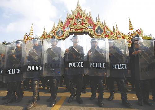 14日在泰國曼谷，政府出動數千名防暴警察，以奪回政府大樓和其他 泰數千防暴警察和平清場 被示威者佔領的區域。