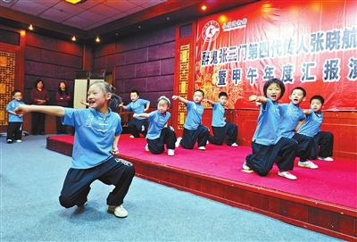 昨日，某小學推廣女子防身術攝影/本報記者 賈婷