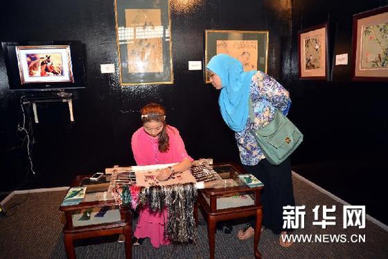   3月2日，市民在文萊首都斯裏巴加灣的文萊皇家碼頭藝展中心觀看蘇繡製作過程。新華網圖片 鄭捷 攝
