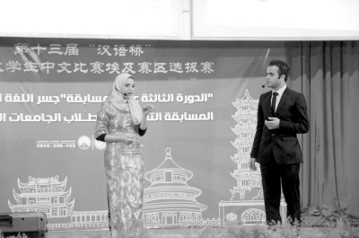 圖為身穿中國服裝的開羅大學生左在進行漢語講演。 于傑飛攝