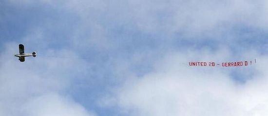 曼聯球迷飛機橫幅諷刺傑拉德