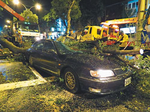 強颱風“麥德姆”橫掃台灣已造成2人死亡（圖）