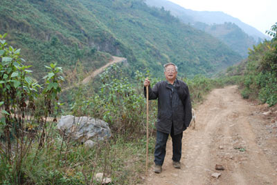 在尖山苗寨，朱敏才走在山路上（資料圖）