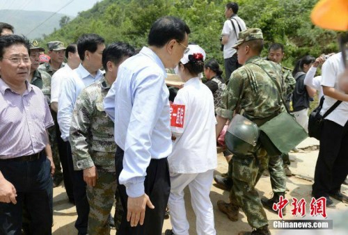 "4日，李克強總理來到雲南魯甸地震震中龍頭山鎮考察災情，在察看廢墟上的救援情況時，幾名戰士抬著剛獲救的傷員走出，李克強主動讓道，並抬起手臂護送隊伍離開。考察中，李克強多次遇到搶救傷員的隊伍，他都主動招呼隨行人員讓道保證救援順利進行。<a