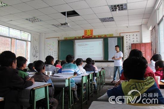 志願者彭鋒講授中國書法常識