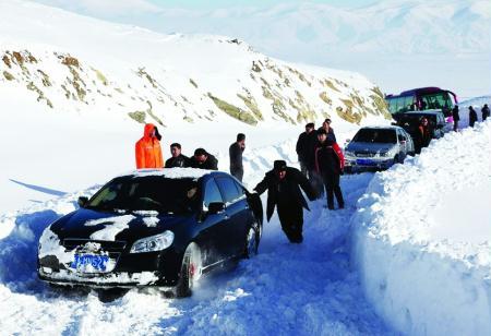 A cold front is bringing misery to many parts of China. Northwest China's Xinjiang Uygur Autonomous Region and north China's Inner Mongolia have been slammed by the heaviest snowstorms in a decade, disrupting traffic and damaging agricultural farming and livestock. Local governments and people are making every effort to relieve the situation.