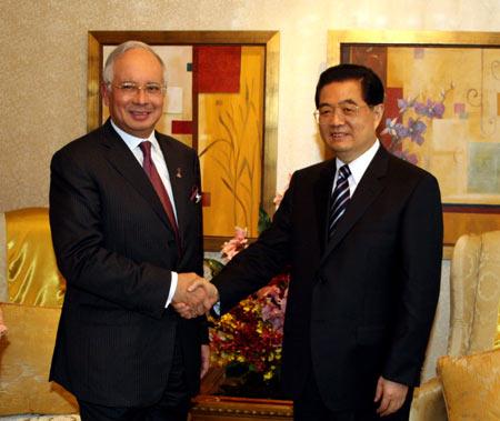 Chinese President Hu Jintao (R) shakes hands with Malaysian Prime Minister Najib Tun Razak in Kuala Lumpur, Malaysia, Nov. 10, 2009.(Xinhua Photo)