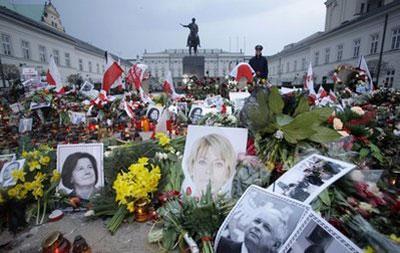 Flowers, candles and photographs are placed in front of the Presidential Palace three days after Polish President Lech Kaczynski died in a plane crash in Warsaw, Poland Tuesday, April 13, 2010. (AP Photo/Petr David Josek)