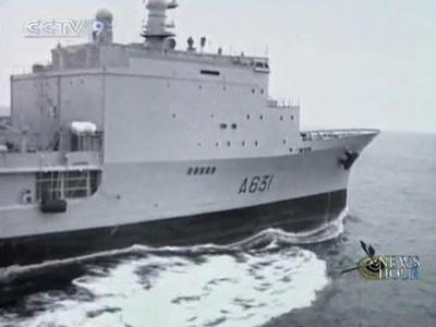 Pirates have attacked a French warship off the coast of Somalia, mistaking it for a cargo vessel. (CCTV.com)