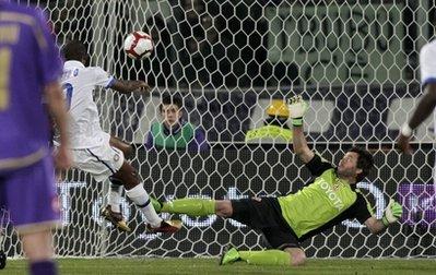 Inter Milan striker Samuel Eto'o scores, during the Italian Cup, semifinal return-leg match between Fiorentina and Inter Milan, in Florence, Italy, Tuesday, April 13, 2010.(AP Photo/Lorenzo Galassi)