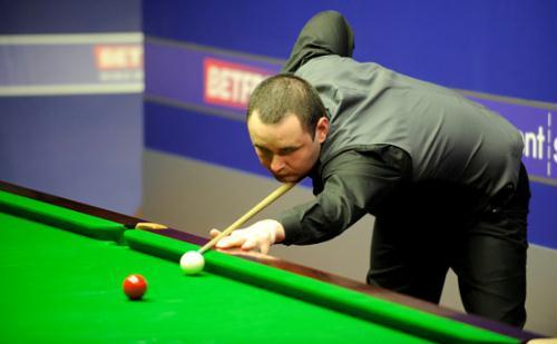 Stephen Maguire eased to a 10-4 first round victory over qualifier Stephen Lee. 