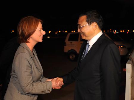 Chinese Vice Premier Li Keqiang (R) shakes hands with Deputy Prime Minister of Australia Julia Gillard at the airport in Sydney, Australia, Oct. 29, 2009. Li Keqiang began his official visit to Australia on Thursday.(Xinhua/Liu Jiansheng)