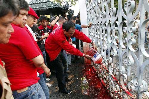 Thailand's red-shirted demonstrators poured blood in front of the Government House on March 16, 2010, as a measure to pressure the government to dissolve the parliament. (Xinhua/Reuters)