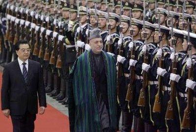 Chinese President Hu Jintao and his visiting Afghan counterpart Hamid Karzai have held talks at the Great Hall of the People. How to expand trade and economic links were the top concern of their talks on Wednesday afternoon. 