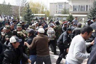 Policemen and servicemen clash with opposition supporters outside a government office during a rally in the northwestern town of Talas April 6, 2010. REUTERS/www.azattyk.org