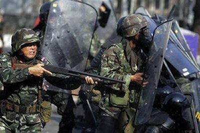 Thai soldiers fire their weapons at anti-government "red shirt" protesters during clashes in central Bangkok April 10, 2010.REUTERS/Damir Sagolj 