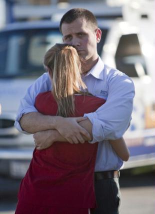 Daniel Clark (R) and Rachel Clark embrace after a press conference at Ft. Hood on November 5, 2009 in Killeen, Texas. [CFP]