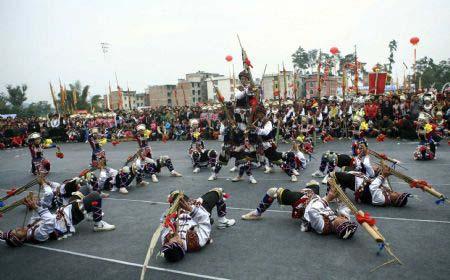 Performers play the lusheng musical pipe during the Lusheng and Horse Fight Festival held in the Sports Park in Rongshui Miao Autonomous County, southwest China's Guangxi Zhuang Autonomous Region, Nov. 21, 2009. A dozen of lusheng dancing troupes of the Miao ethnic group from mountainous villages in Rongshui took part in the 4th Lusheng and Horse Fight Festival on Saturday.(Xinhua/Long Tao)