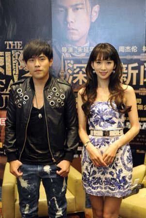 Jay Chou (L) and Chiling Lin participate in a press conference in Shenzhen, south China's Guangdong Province, Dec. 19, 2009, to promote the new film "The Treasure Hunter", which started showing on Dec. 9.(Xinhua/Feng Ming)