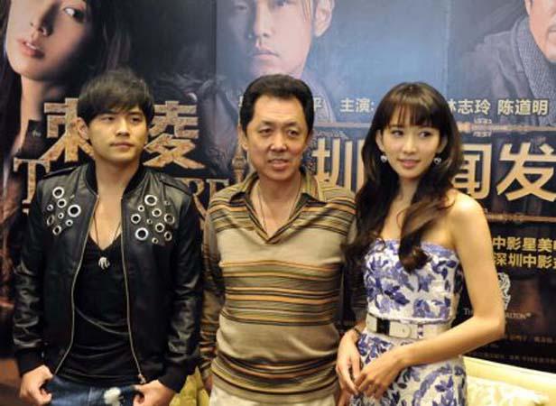 Director Kevin Chu (C) and leading roles Jay Chou (L) and Chiling Lin participate in a press conference in Shenzhen, south China's Guangdong Province, Dec. 19, 2009, to promote the new film "The Treasure Hunter", which started showing on Dec. 9. (Xinhua/Feng Ming)