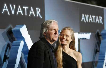 Director of the movie James Cameron and his wife Suzy Amis pose at the premiere of "Avatar" at the Mann's Grauman Chinese theatre in Hollywood, California December 16, 2009. (Xinhua/Reuters Photo)