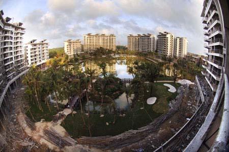 Photo taken on December 2009 shows the panorama of a construction site of a tourist resort in Qionghai of south China's Hainan Province. The southernmost island province will be shaped into a world top class tourist destination by 2020, according to a State Council announcement released on Monday.[Photo/Xinhua]