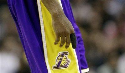 Los Angeles Lakers' Kobe Bryant is seen with a splint on his broken right index finger during the third quarter of the Lakers' NBA basketball game against the San Antonio Spurs, Tuesday, Jan. 12, 2010, in San Antonio. San Antonio won 105-85. [Agencies]