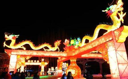 People come to watch the colorful lanterns displayed at People's Park in Xining, capital of northwest China's Qinghai Province, Feb. 1, 2010. Local residents were attracted by various lanterns displayed at the park in Xining. (Xinhua/Hou Deqiang)