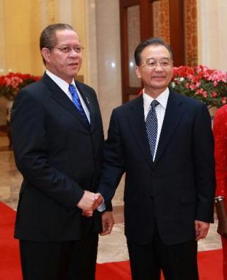 Chinese Premier Wen Jiabao (R) shakes hands with Jamaican Prime Minister Bruce Golding at the Great Hall of the People in Beijing, capital of China, Feb. 3, 2010. (Xinhua/Pang Xinglei)