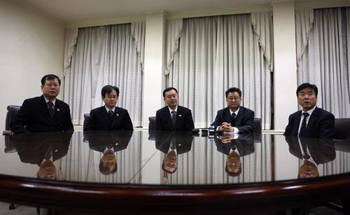 Kim Nam-sik (C), head of a South Korean delegation, gives a speech in Seoul, South Korea, Feb. 8, 2010. (Xinhua/He Lulu)