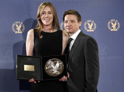 Director Kathryn Bigelow (L) holds her plaque for being a nominee in the 2009 DGA Feature Film Award category for her work on the film "The Hurt Locker" after cast member Jeremy Renner presented the plaque to her at the 62nd Annual Directors Guild of America Awards in Los Angeles January 30, 2010. (Xinhua/Reuters Photo)