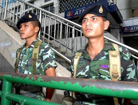 Soldiers guard near the Government House in Bangkok, capital of Thailand, March 11, 2010. The Internal Security Act has been put into effect from Thursday to March 23 to ensure peace and order during a mass anti-government rally by the United front for Democracy against Dictatorship on this weekend. (Xinhua/Thana Nuntavoranut)