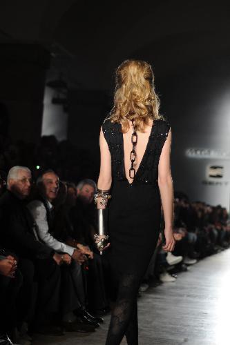 A model presents a creation by fashion designer Miguel Vieira as part of his Autumn/Winter 2010/11 collection during the Lisbon Fashion Week in Lisbon, capitla of Portugal, March 13, 2010. (Xinhua/An Yongfeng)