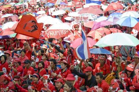  The anti-government red-shirted protestors Tuesday morning began to donate blood, which will be scattered around the Government House later the day in a bid to pressure the government to bent to the movement's demand