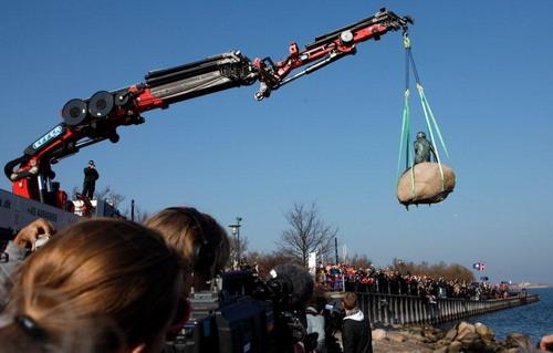 The Little Mermaid statue is lifted by a crane at Denmark's Copenhagen harbor Thursday. [chinadaily.com.cn]