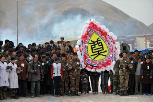 Soldiers and local residents pay a silent tribute to the victims of Yushu earthquake during a mourning ceremony at King Gesar's Square in Gyegu Town of Tibetan Autonomous Prefecture of Yushu, northwest China's Qinghai Province, April 21, 2010. (Xinhua/He Junchang)