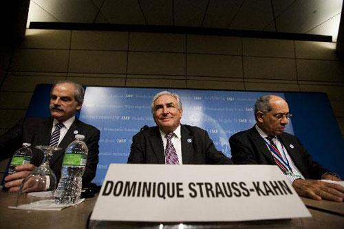 International Monetary Fund First Deputy Managing Director John Lipsky, International Monetary Fund (IMF) Managing Director Dominique Strauss-Kahn and Egyptian Minister of Finance and Insurance Youssef Boutros Ghali (L-R) give a press conference after the International Monetary and Financial Committee (IMFC) meeting in Washington D.C., capital of the United States, April 24, 2010. (Xinhua/Zhu Wei)