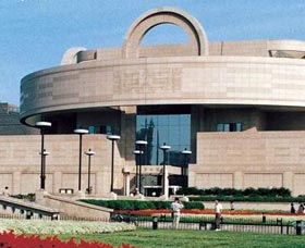 Musée de Shanghai <br><a></a><h6>Le musée de Shanghai est un grand musée consacré à l´art ancien de Chine, qui abrite 120 000 antiquités telles que des objets en bronze, des poteries, des calligraphies et des peintures. </h6>