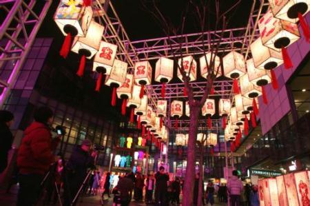 People visit a Lantern Festival carnival in Beijing, capital of China, on Feb. 27, 2010. (Xinhua/Zheng Huansong)