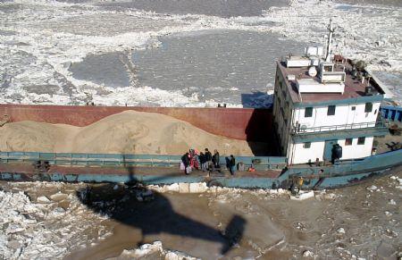 The video grab taken on Jan. 13, 2010 shows a helicopter from Chinese North Sea relief flight team arrives at the location where a ship with 6 crews was trapped by sea ice off the coast of Binzhou City of east China's Shandong Province. The 6 crewmen were rescued safely on Wednesday. (Xinhua Photo)