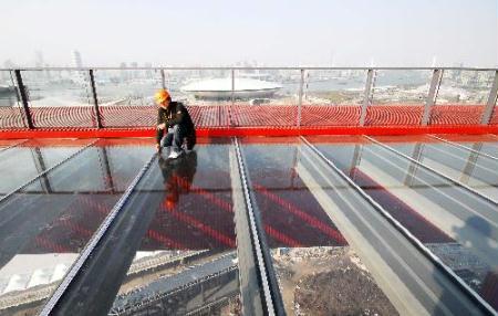 Photo taken on Jan. 18, 2010 shows the newly-completed suspending sightseeing corridor on the overstorey of the China Pavilion of the 2010 Shanghai World Expo, in Shanghai, east China. The project of indoor decoration and display arrangement in the World Expo's China Pavilion has started, as the 100-days countdown to the opening of Shanghai World Expo is to be greeted on Jan. 21. (Xinhua) 