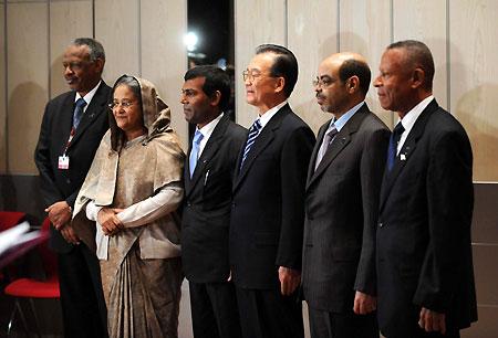 Chinese Premier Wen Jiabao (3rd, R) poses for a group photo with President of the Maldvies Mohammed Nasheed (3rd, L), Bangladeshi Prime Minister Sheikh Hasina (2nd, L), Ethiopian Prime Minister Meles Zenawi (2nd, R), Grenadian Prime Minister Tillman Thomas (1st, R) and Sudanese Presidential Assistant Nafie Ali Nafie (1st, L) ahead of their meeting in Copenhagen, capital of Denmark, on Dec. 17, 2009.(Xinhua/Liu Jiansheng)