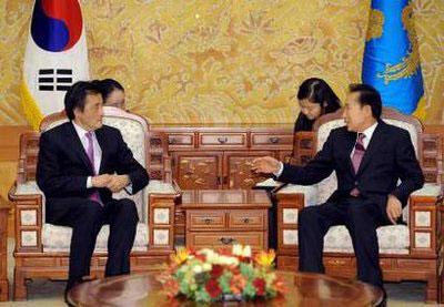 South Korean President Lee Myung-Bak (R) talks with Japanese Foreign Minister Katsuya Okada (L) during their meeting at the presidential Blue House in Seoul February 11, 2010. REUTERS/Jung Yeon-Je/Pool