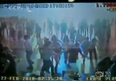 A disco club in Chile's capital, Santiago, has released an amateur video, recording the very moment when the earthquake struck. (CCTV.com)