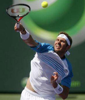 Mardy Fish of the U.S. returns a shot to Britain's Andy Murray during their match at the Sony Ericsson Open tennis tournament in Key Biscayne, Florida, March 27, 2010. REUTERS/Andrew Innerarity