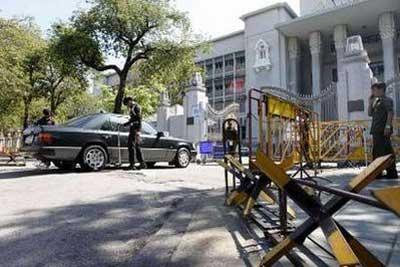 Security officers check a car at the Supreme court in Bangkok February 25, 2010. REUTERS/Chaiwat Subprasom