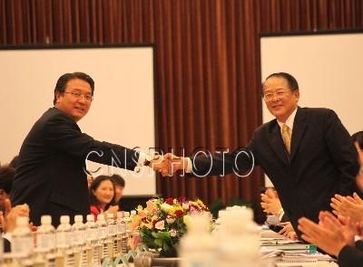 The second round of talks cross-strait ECFA talks has opened Wednesday at a Taiwan resort in Taoyuan. The main focus are on the merchandise and service sectors. Nearly 50 people from the Chinese mainland and Taiwan are participating in the talks.