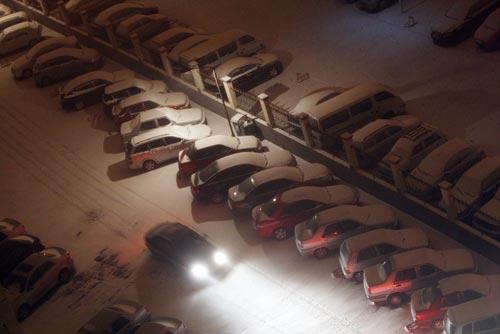 Snow-capped vehicles are seen at a residential community in east Beijing early on Tuesday morning, November 10, 2009. Heavy snow hit the capital on Monday night. Meteorological departments forecast that the snowy weather will last about four days. [Photo: Beijing Morning Post/CFP]