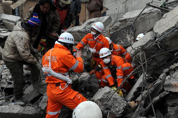 Rescuers from Qingdao of east China鈥檚 Shandong Province search for survivors among debris of Minzu Hotel at Gyegu Town of earthquake hit Yushu County of northwest China鈥檚 Qinghai Province, April 16, 2010. The rescuers have been doing unremitting efforts to save people鈥檚 lives during the 鈥済olden 72 hours鈥?since the 7.1-magnitude quake struck Yushu early Wednesday. (Xinhua/Li Ziheng)